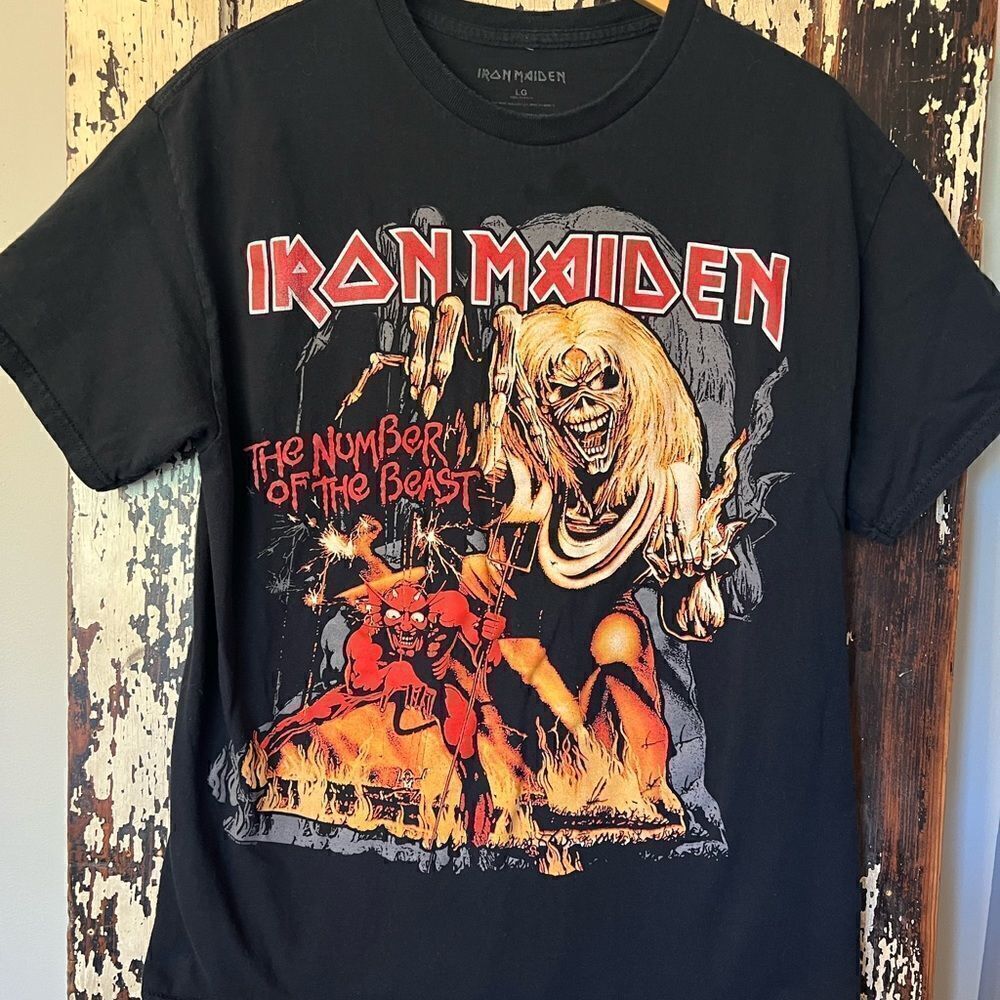 Retro Iron Maiden The Number Of The Beat men’s Metal size Large T-shirt.